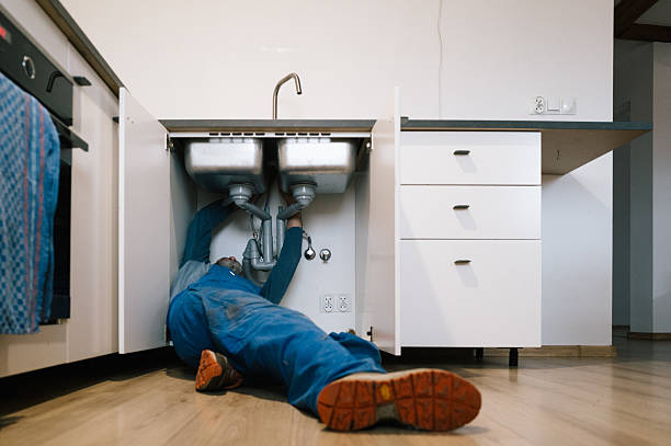 Professional Emergency Plumber technician working in Toledo, IL